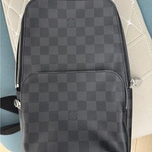 LOUIS VUITTON
Avenue Slingbag - Damier Graphite